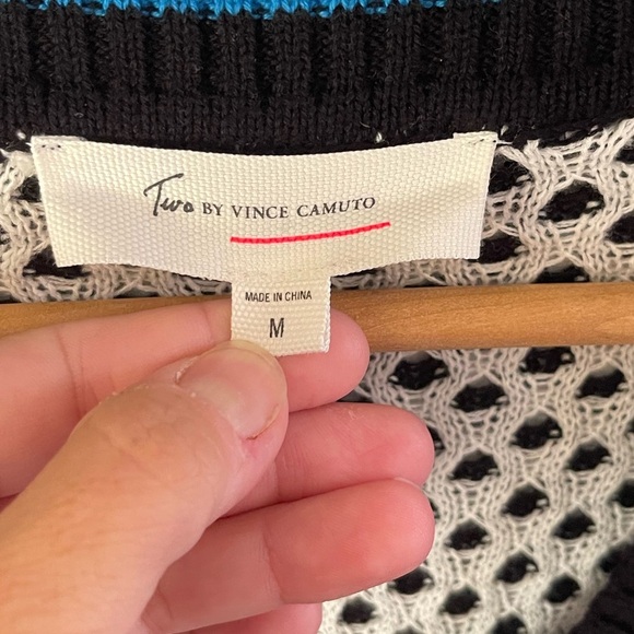 Two by Vince Camuto black patterned v-neck sweater Medium - Picture 4 of 5